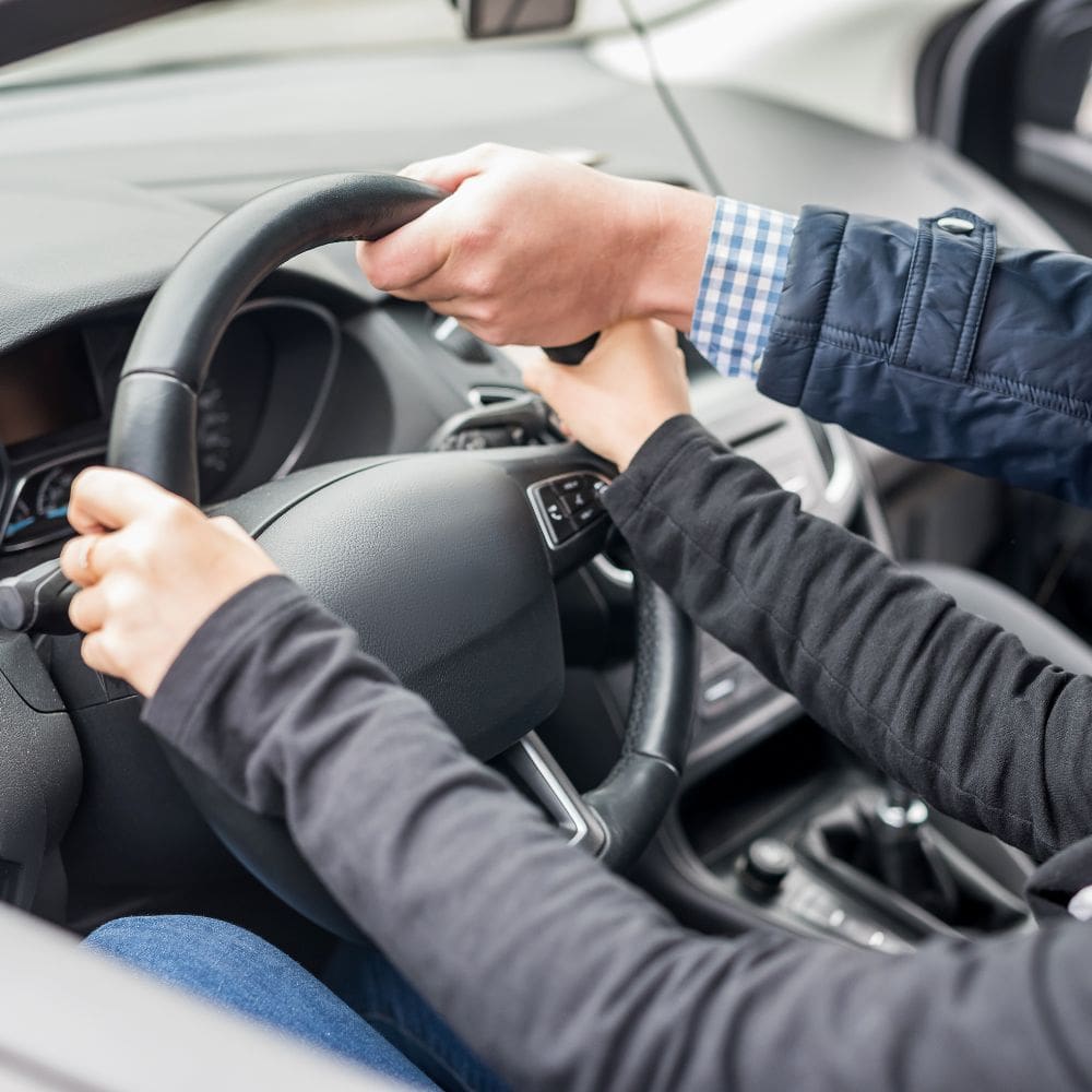 Allievo al volante affiancato dall'accompagnatore durante la guida accompagnata